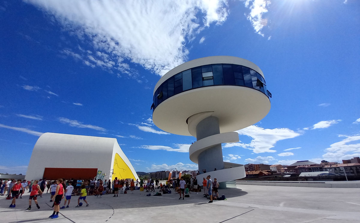 Vista del centro Niemeyer en la ciudad asturiana de Avilés