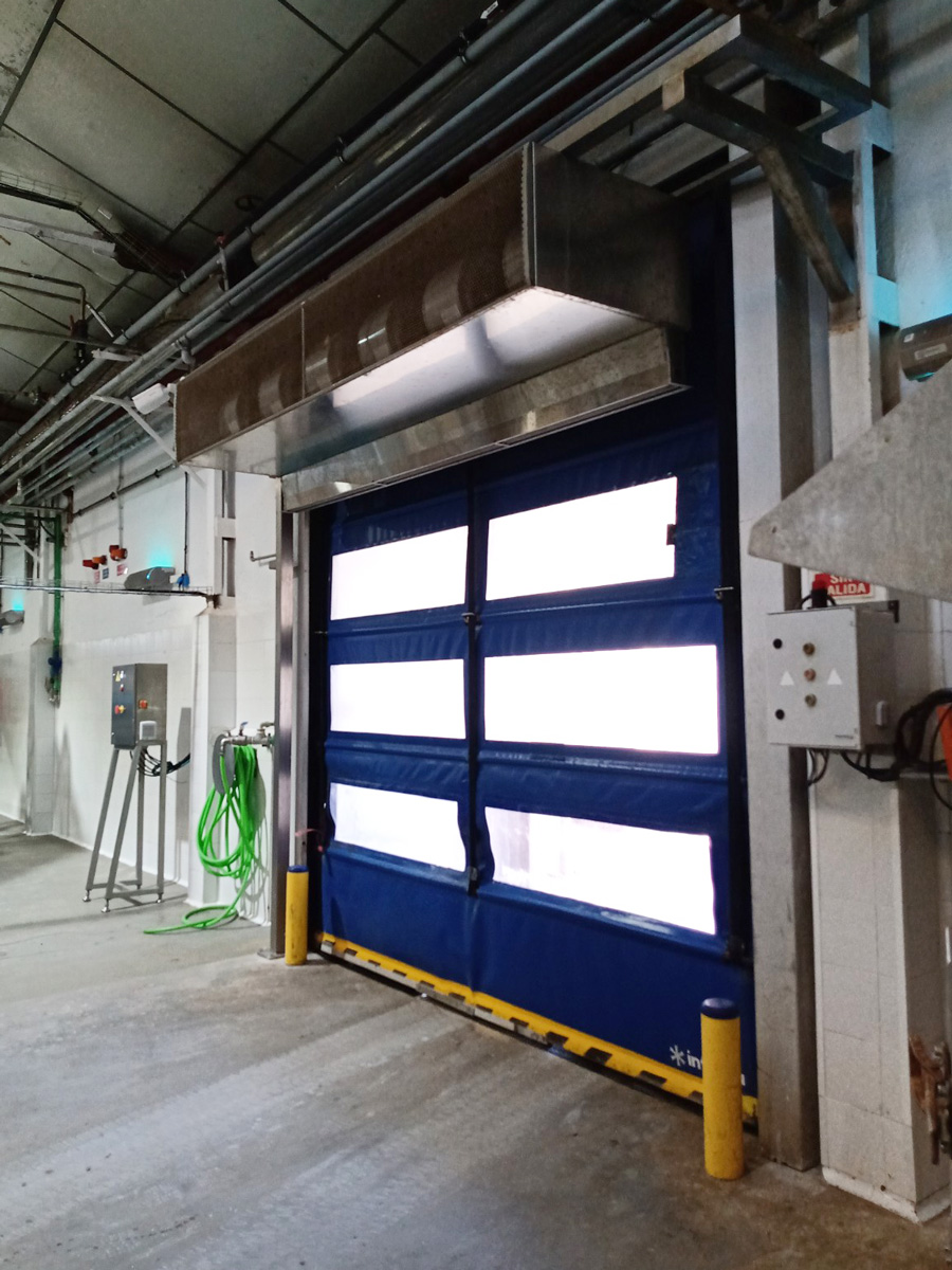 cortina d'aire a la porta d'accés dels molls de càrrega i descàrrega