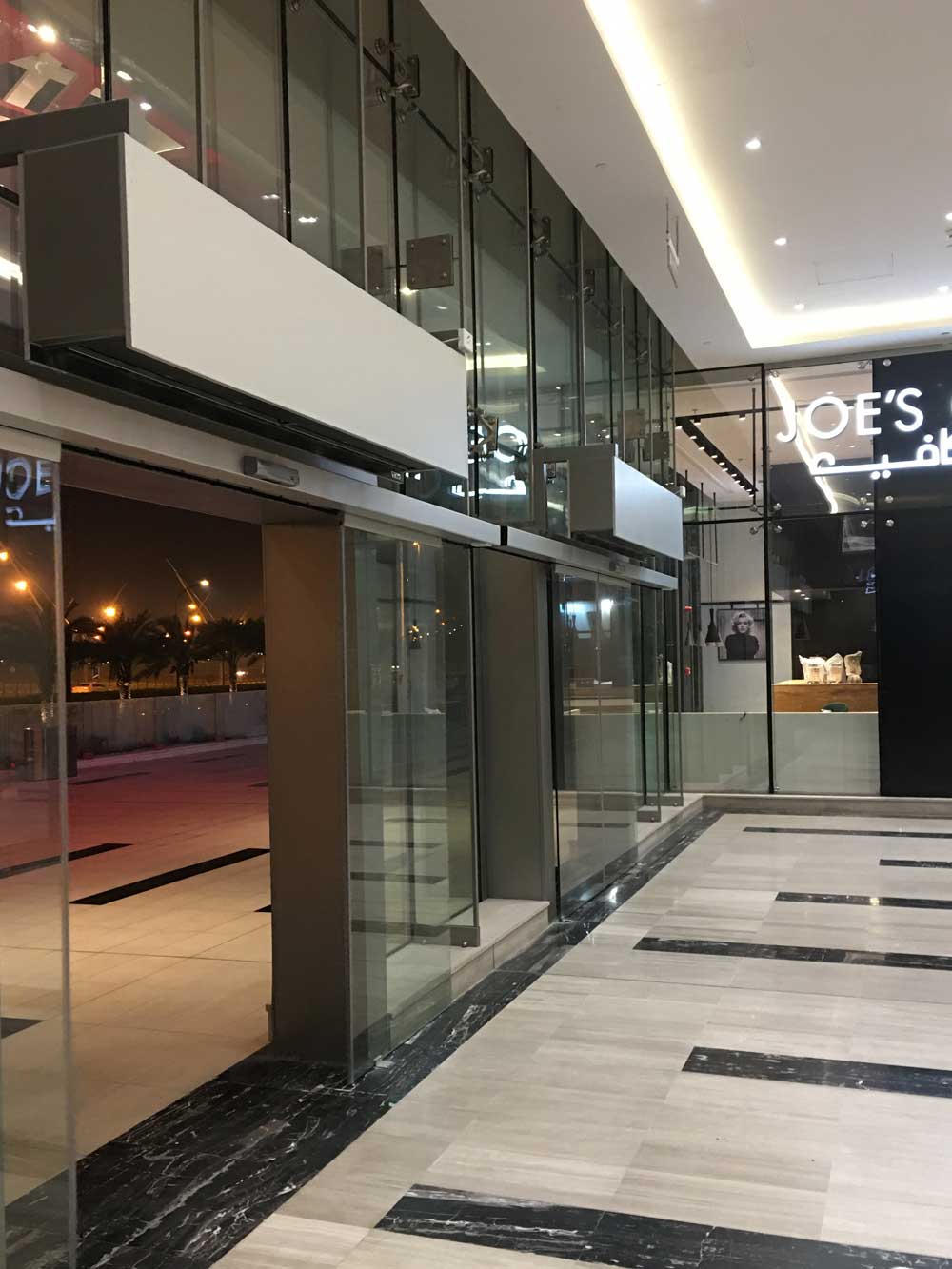 Cortinas de aire Zen en los accesos del edificio Iconic 2022 en Catar para el mundial de fútbol.