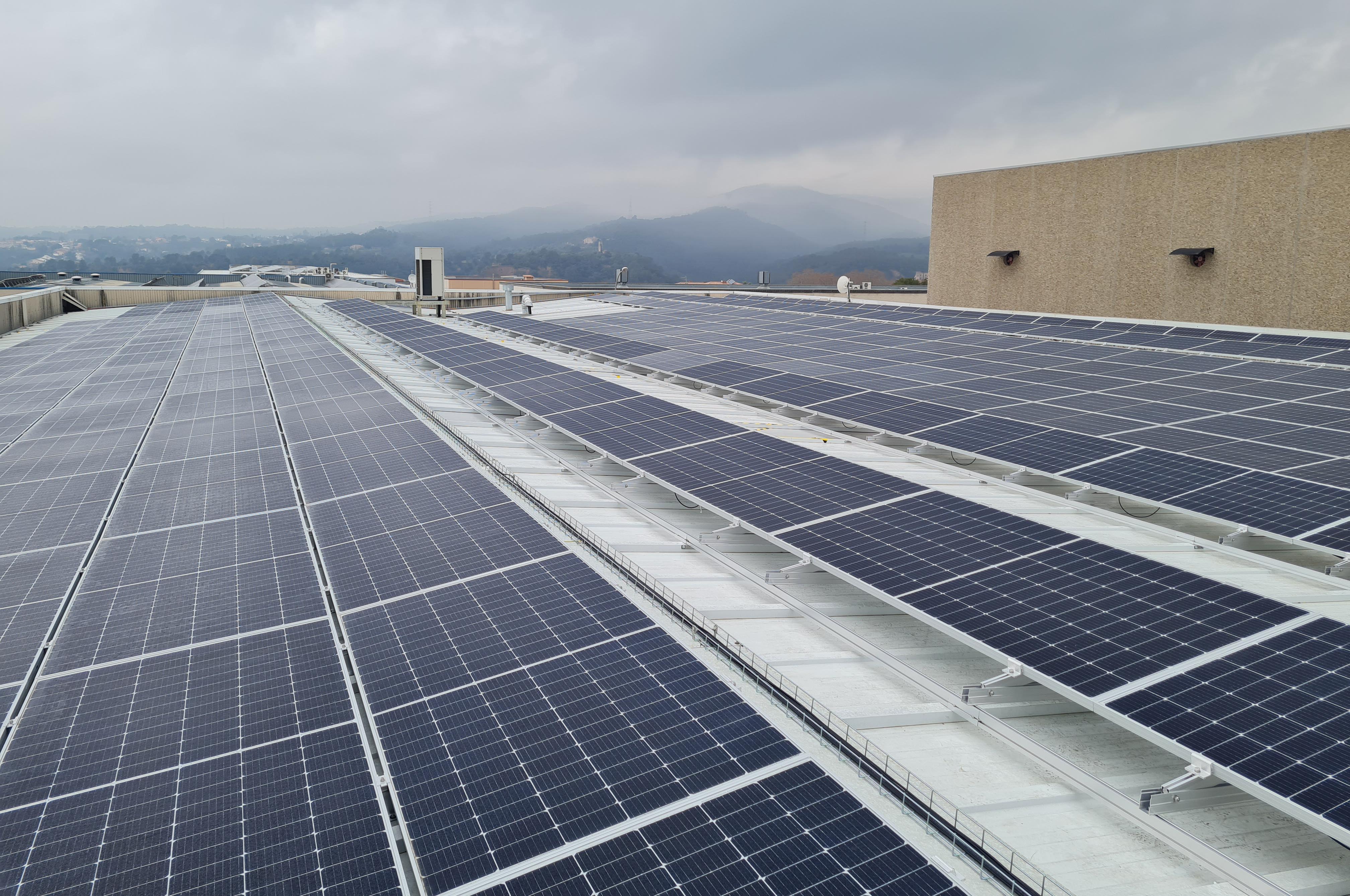 Nova instal·lació de plaques solars a la Nau 2 de producció d'Airtècnics